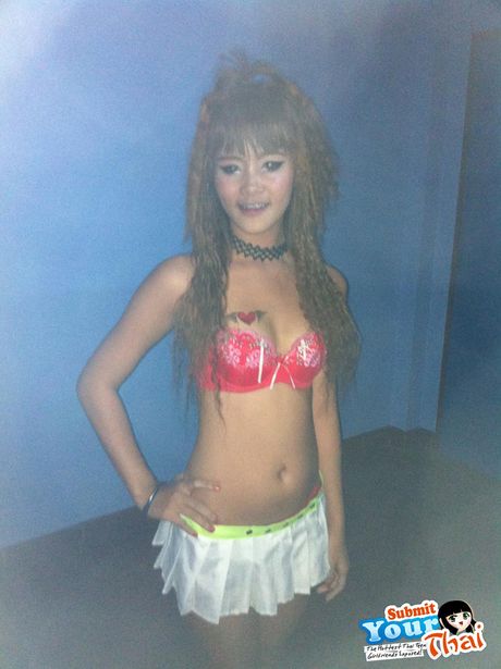 亞洲女孩業餘女孩脫下比基尼，赤裸裸地站在泳池裡