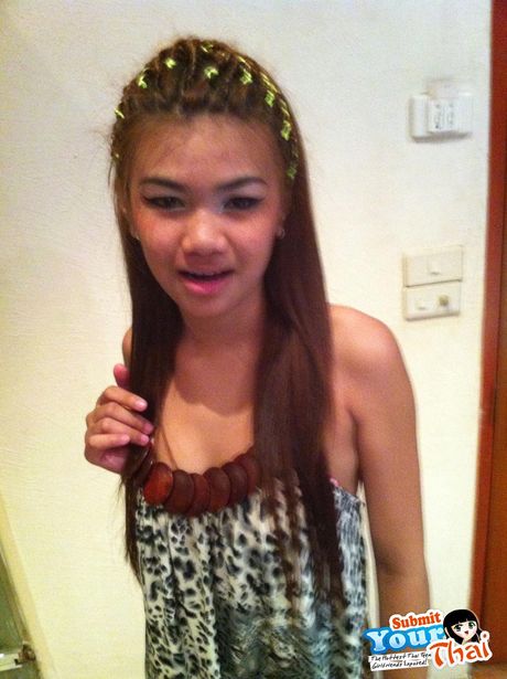 亞洲女孩業餘女孩脫下比基尼，赤裸裸地站在泳池裡