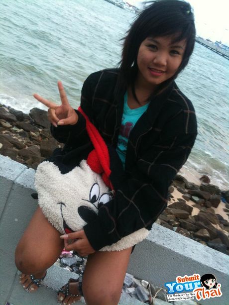 亞洲女孩業餘女孩脫下比基尼，赤裸裸地站在泳池裡