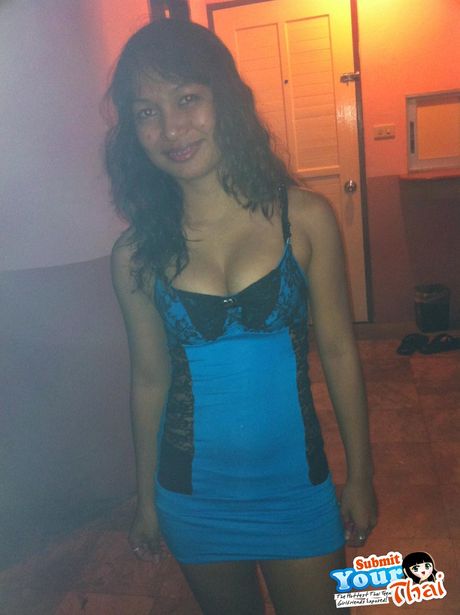 Fyldig asiatisk babe amatørpige afslører sine enorme bryster og afslører sin nøgenhed til billedet