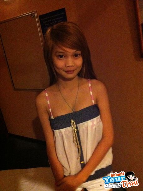 Fyldig asiatisk babe amatørpige afslører sine enorme bryster og afslører sin nøgenhed til billedet