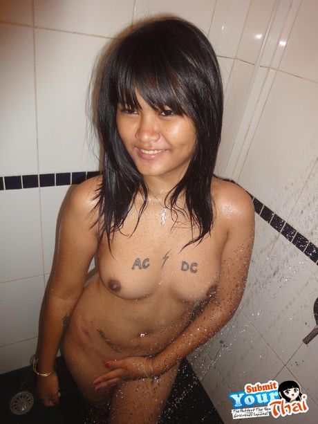 巨乳のアジア人美女アマチュアガールが巨大なおっぱいを露わにし、写真のためにヌードを披露