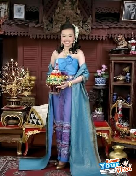 Asiatisk amatørpige præsenterer sine enorme bryster og poserer solo