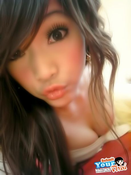 Asiatisk amatørpige præsenterer sine enorme bryster og poserer solo