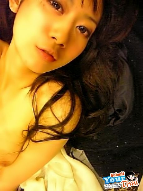 Asiatisk amatørpige præsenterer sine enorme bryster og poserer solo