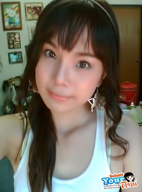 Asiatisk sød amatørpige bliver nøgen i et køkken før et bad