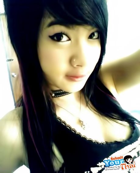 Asiatisk sød amatørpige bliver nøgen i et køkken før et bad