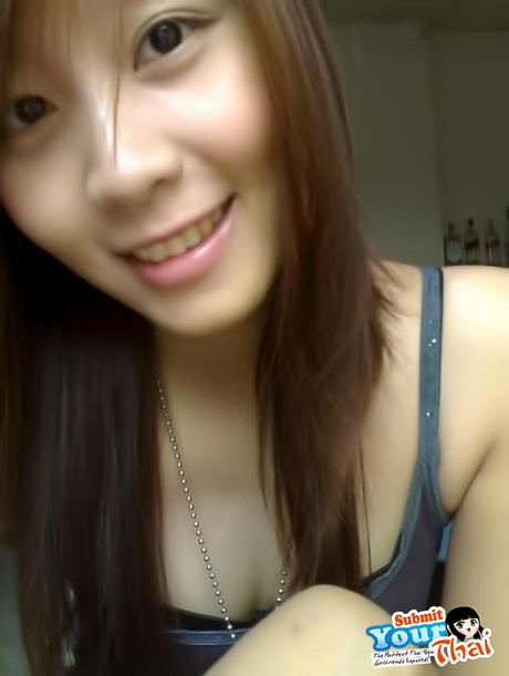 亞洲娃娃業餘女孩脫下比基尼，展示她的小乳房