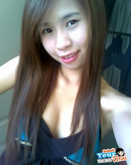 亞洲娃娃業餘女孩脫下比基尼，展示她的小乳房