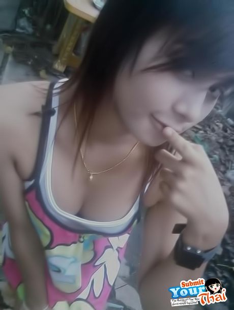 亞洲娃娃業餘女孩脫下比基尼，展示她的小乳房