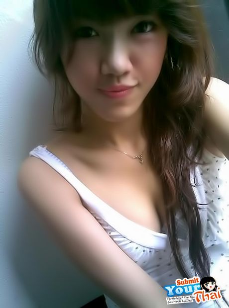 亞洲娃娃業餘女孩脫下比基尼，展示她的小乳房