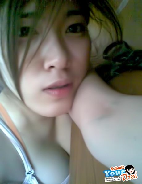 亞洲娃娃業餘女孩脫下比基尼，展示她的小乳房