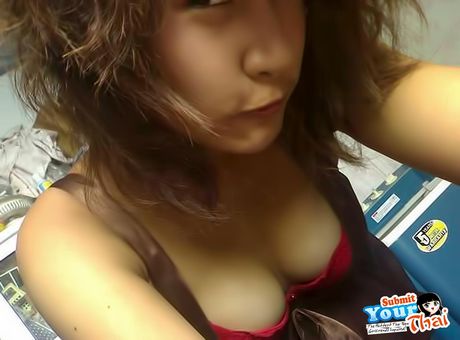 亞洲娃娃業餘女孩脫下比基尼，展示她的小乳房