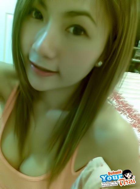 亞洲美女業餘女孩展示她巨大的乳房並獨自擺姿勢