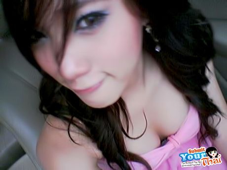 亞洲女孩業餘女孩在展示她的光禿陰部之前揭開了她驚人的胸部