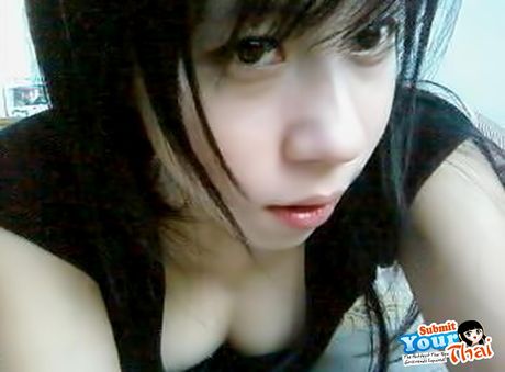 亞洲女孩業餘女孩在展示她的光禿陰部之前揭開了她驚人的胸部