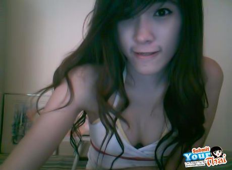 亞洲女孩業餘女孩在展示她的光禿陰部之前揭開了她驚人的胸部