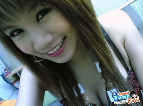 亞洲女孩業餘女孩在展示她的光禿陰部之前揭開了她驚人的胸部