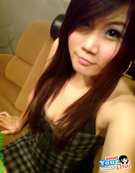 亞洲女孩業餘女孩在展示她的光禿陰部之前揭開了她驚人的胸部