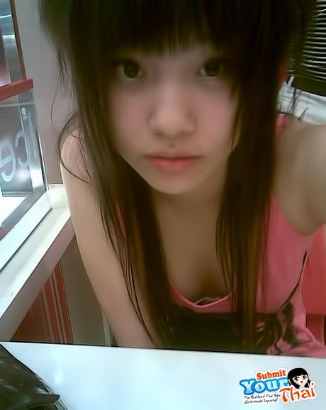 亞洲女孩業餘女孩在展示她的光禿陰部之前揭開了她驚人的胸部