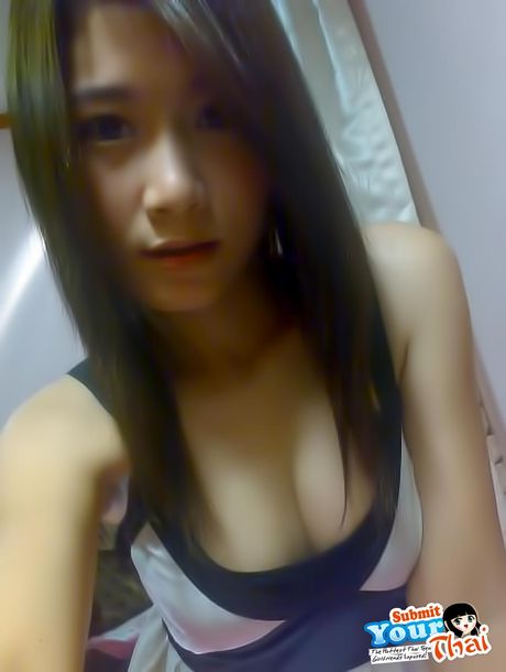 亞洲女孩業餘女孩在展示她的光禿陰部之前揭開了她驚人的胸部