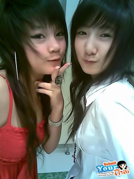 Asiatisk teenager amatørpige præsenterer sine store bryster og poserer solo