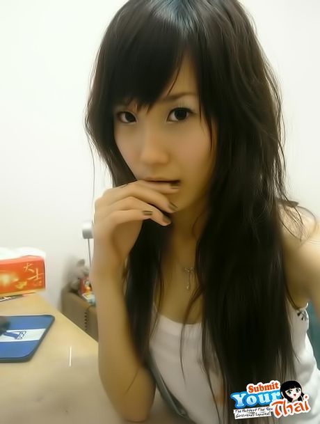 Asiatisk teenager amatørpige præsenterer sine store bryster og poserer solo