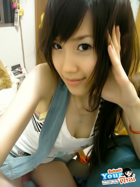 Asiatisk teenager amatørpige præsenterer sine store bryster og poserer solo