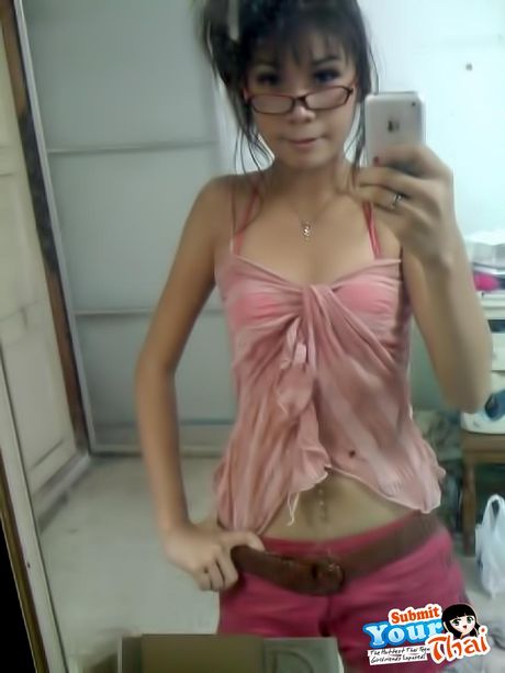 アジアの十代のアマチュア女の子が彼女の大きな胸を披露し、ソロでポーズをとる