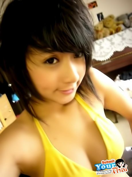 Asiatisk teenager amatørpige præsenterer sine store bryster og poserer solo