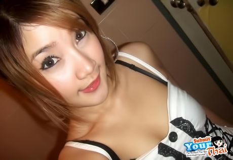 亞洲寶貝業餘女孩露出她的小乳房並獨自擺姿勢