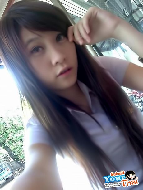 天使般的亞洲寶貝業餘女孩展示她驚人的胸部和獨奏姿勢