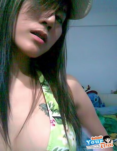 Asiatisk dukke amatørpige sporter en upskirt uden trusser før hun bliver nøgen