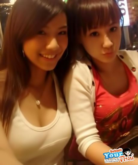 Asiatisk dukke amatørpige bliver nøgen i en sort kjole og solbriller