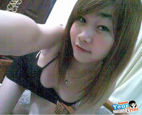 亞洲娃娃業餘女孩穿著黑色洋裝戴著太陽眼鏡裸體