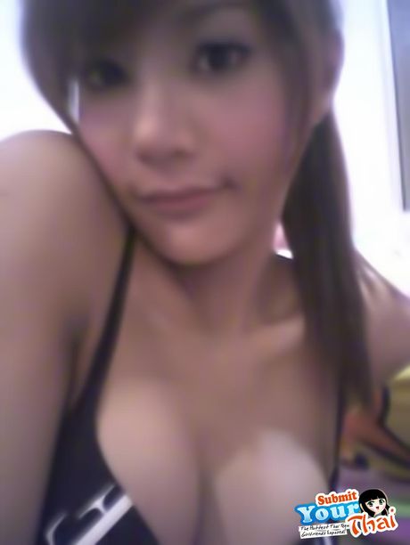 亞洲娃娃業餘女孩穿著黑色洋裝戴著太陽眼鏡裸體