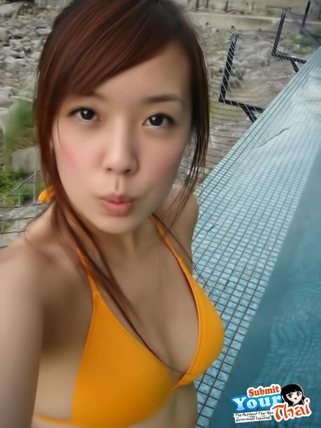 Asiatisk babe amatørpige bliver nøgen i en sort kjole og hæle