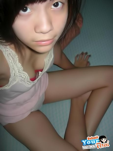 亞洲寶貝業餘女孩穿著黑色連身裙和高跟鞋裸體