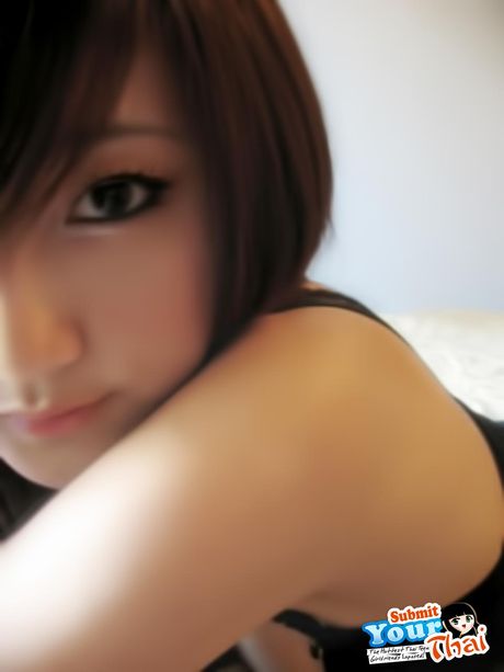 Asiatisk babe amatørpige bliver nøgen i en sort kjole og hæle