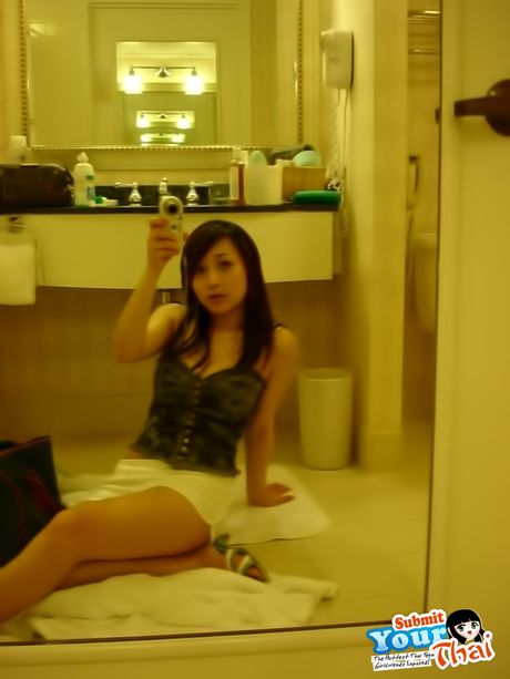 Asiatisk babe amatørpige bliver nøgen i en sort kjole og hæle