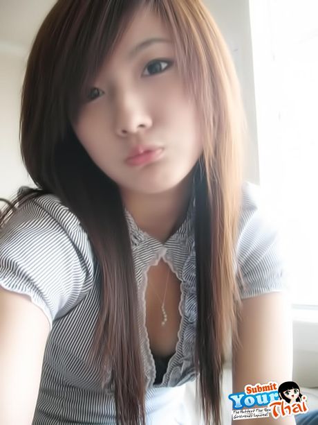 Asiatisk babe amatørpige bliver nøgen i en sort kjole og hæle