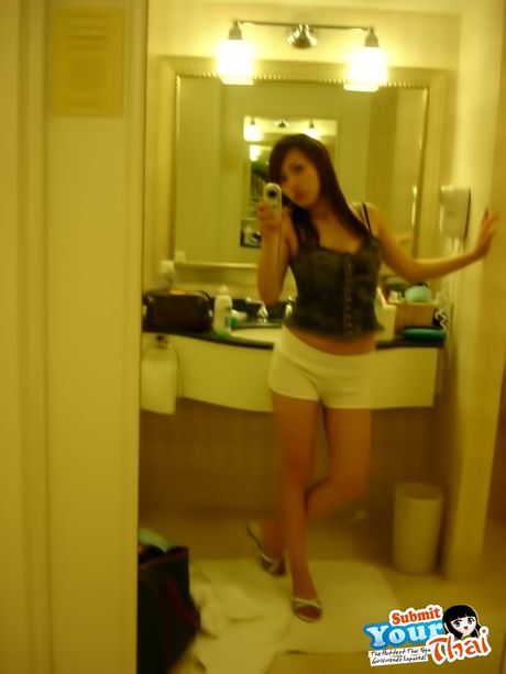 Asiatisk babe amatørpige bliver nøgen i en sort kjole og hæle