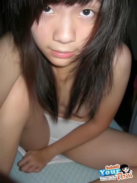 Asiatisk babe amatørpige bliver nøgen i en sort kjole og hæle