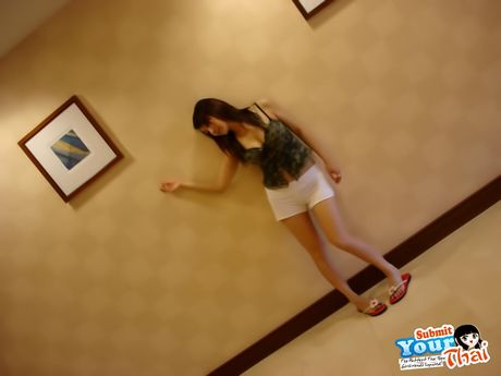 Asiatisk babe amatørpige bliver nøgen i en sort kjole og hæle