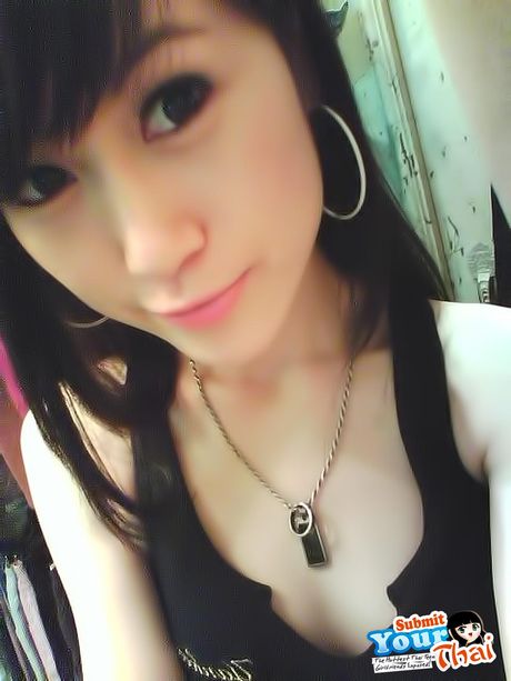 亞洲美女業餘女孩在獨奏中展示她驚人的身材和姿勢