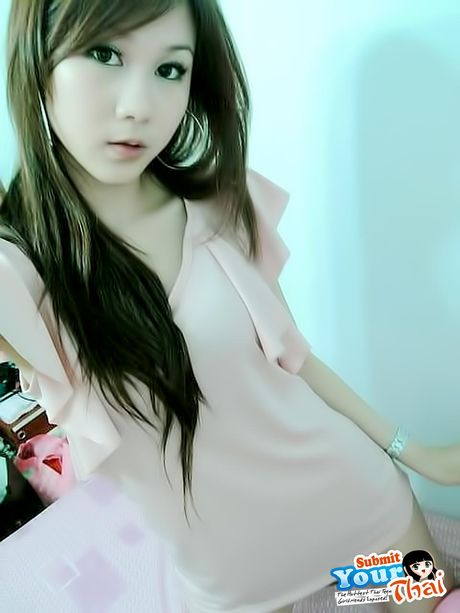 亞洲美女業餘女孩在獨奏中展示她驚人的身材和姿勢