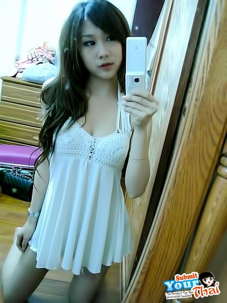 アジアの美女アマチュアガールがソロで彼女の素晴らしいラックとポーズを強調