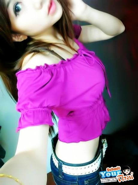 亞洲美女業餘女孩在獨奏中展示她驚人的身材和姿勢