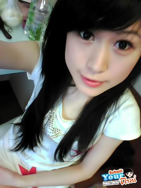 亞洲美女業餘女孩在獨奏中展示她驚人的身材和姿勢