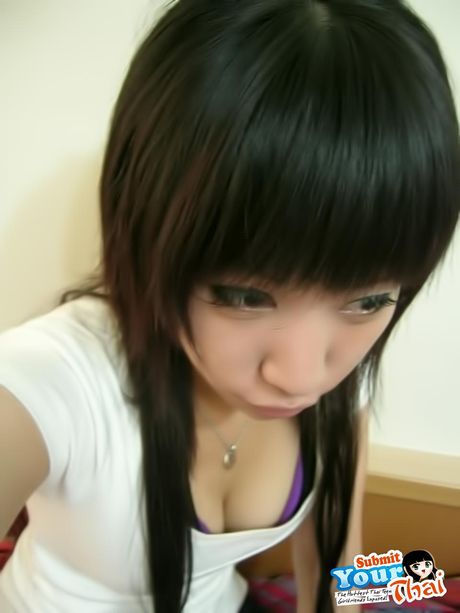 亞洲美女業餘女孩在獨奏中展示她驚人的身材和姿勢